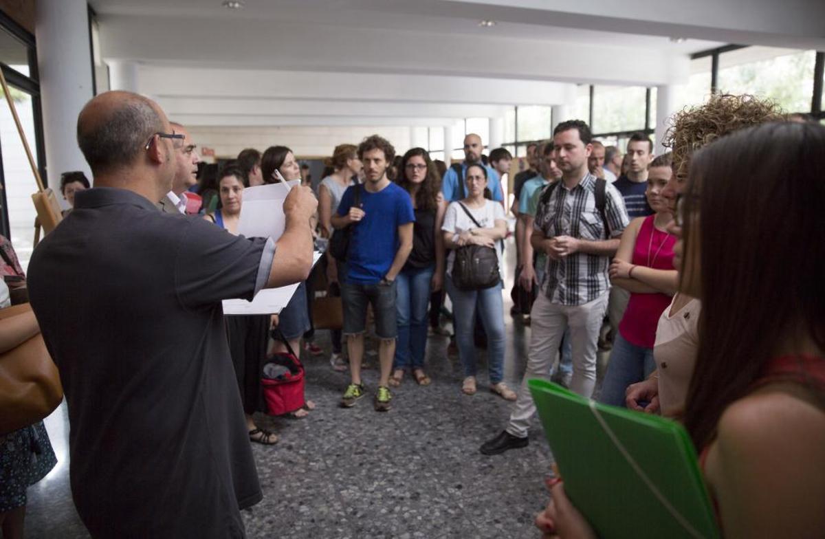 Docentes antes de entrar al examen, en 2016.