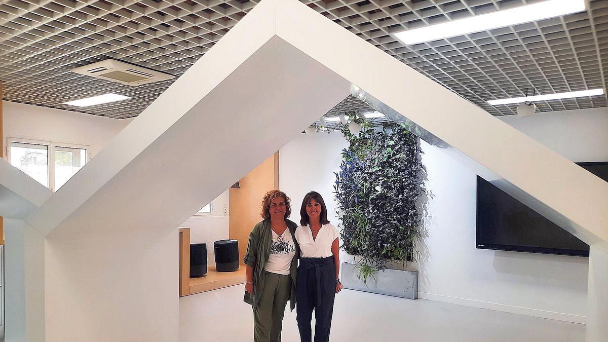 Lola Madrid, secretaria de Ciencias de la Educación, y la decana, Rosario Gutiérrez, en el aula experimental.