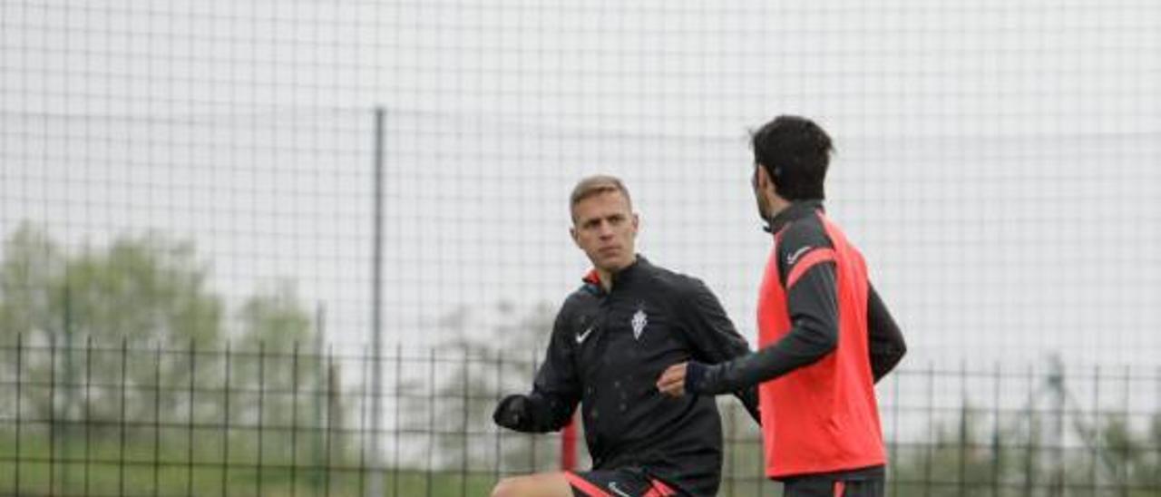 Nikola Cumic conversa con Valiente durante el entrenamiento de ayer. | J. P.