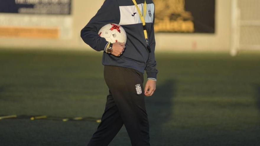 Alberto Monteaugo, sonriente durante un entrenamiento del FC Cartagena.