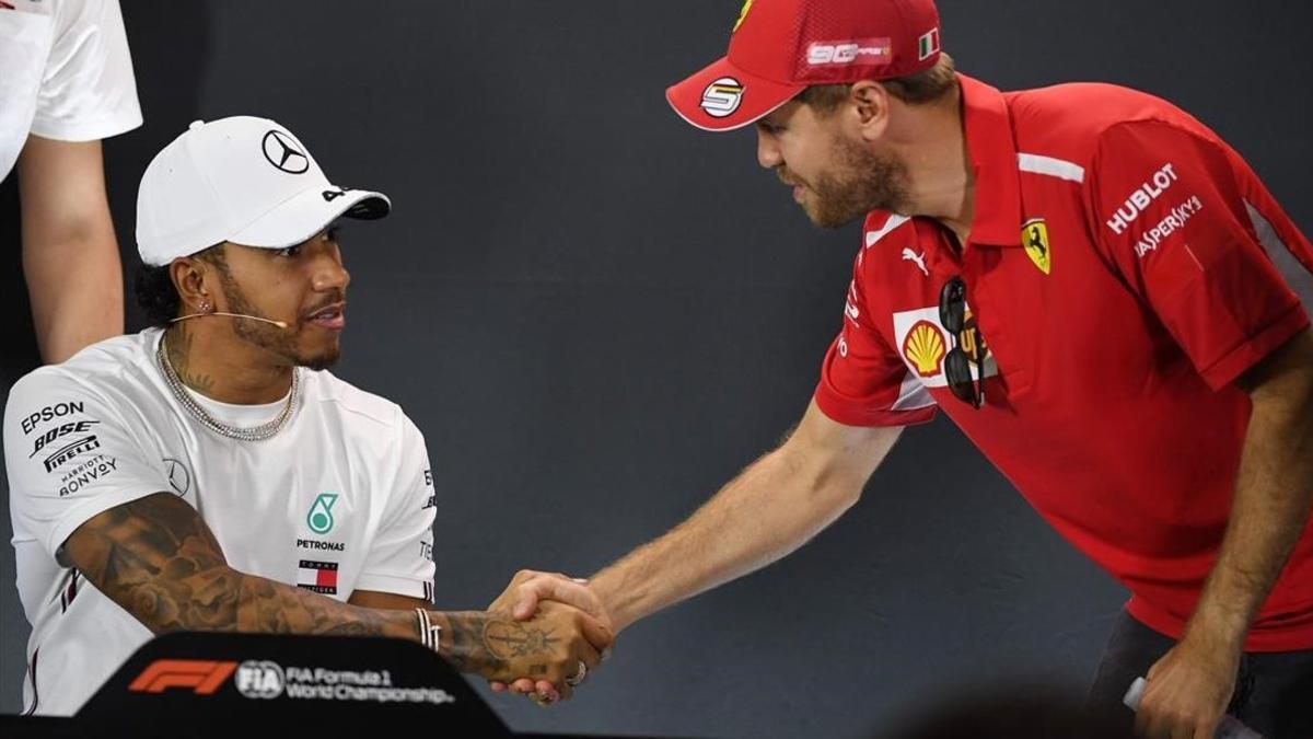 Sebatian Vettel (Ferrari), a la derecha, saluda a Lewis Hamilton (Mercedes), en el inicio de la conferencia de prensa de presentación del GP de Australia.