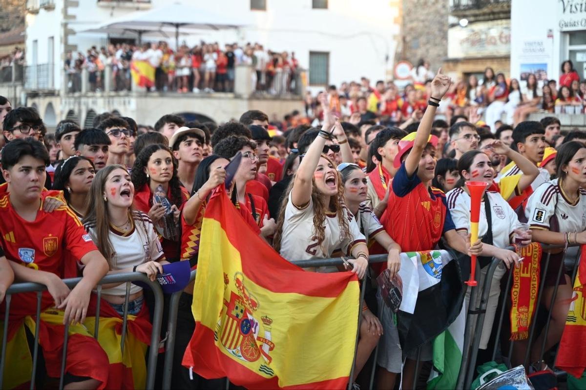 Fotogalería | Así se vive la final del Mundial 2026 en la Plaza Mayor de Cáceres Fotogalería | Así se vive la final del Mundial 2026 en la Plaza Mayor de Cáceres