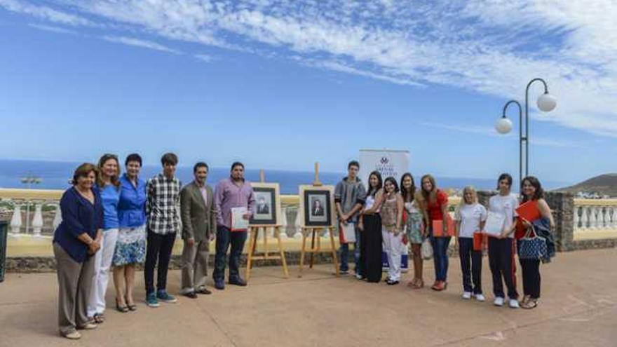 Algunos de los premiados y familiares, ayer, con profesores del centro y la imagen de los mejores expedientes.| josé c. guerra