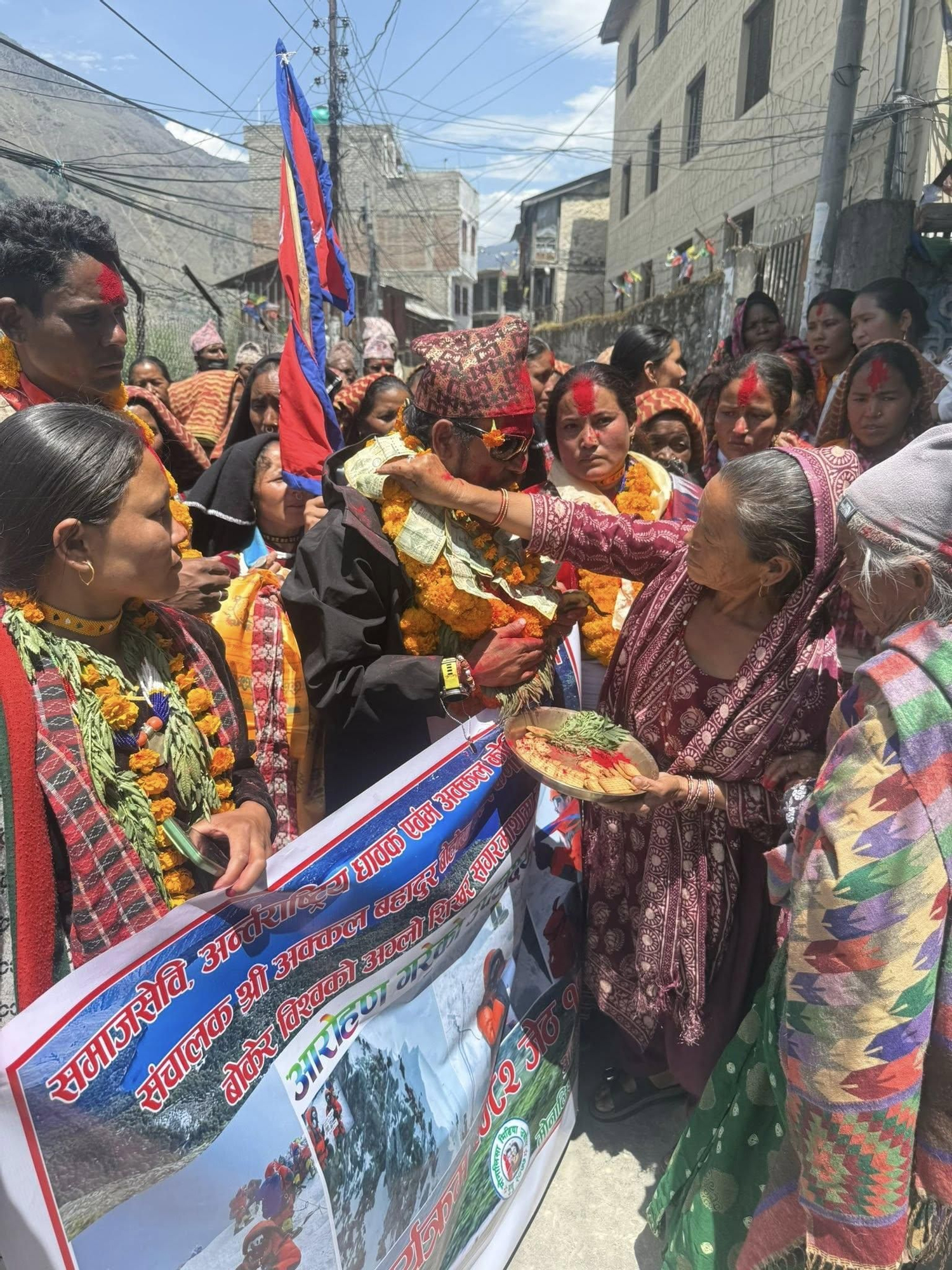 Recepción al escalador nepalí residente en l'Alfàs del Pi tras subir al Everest