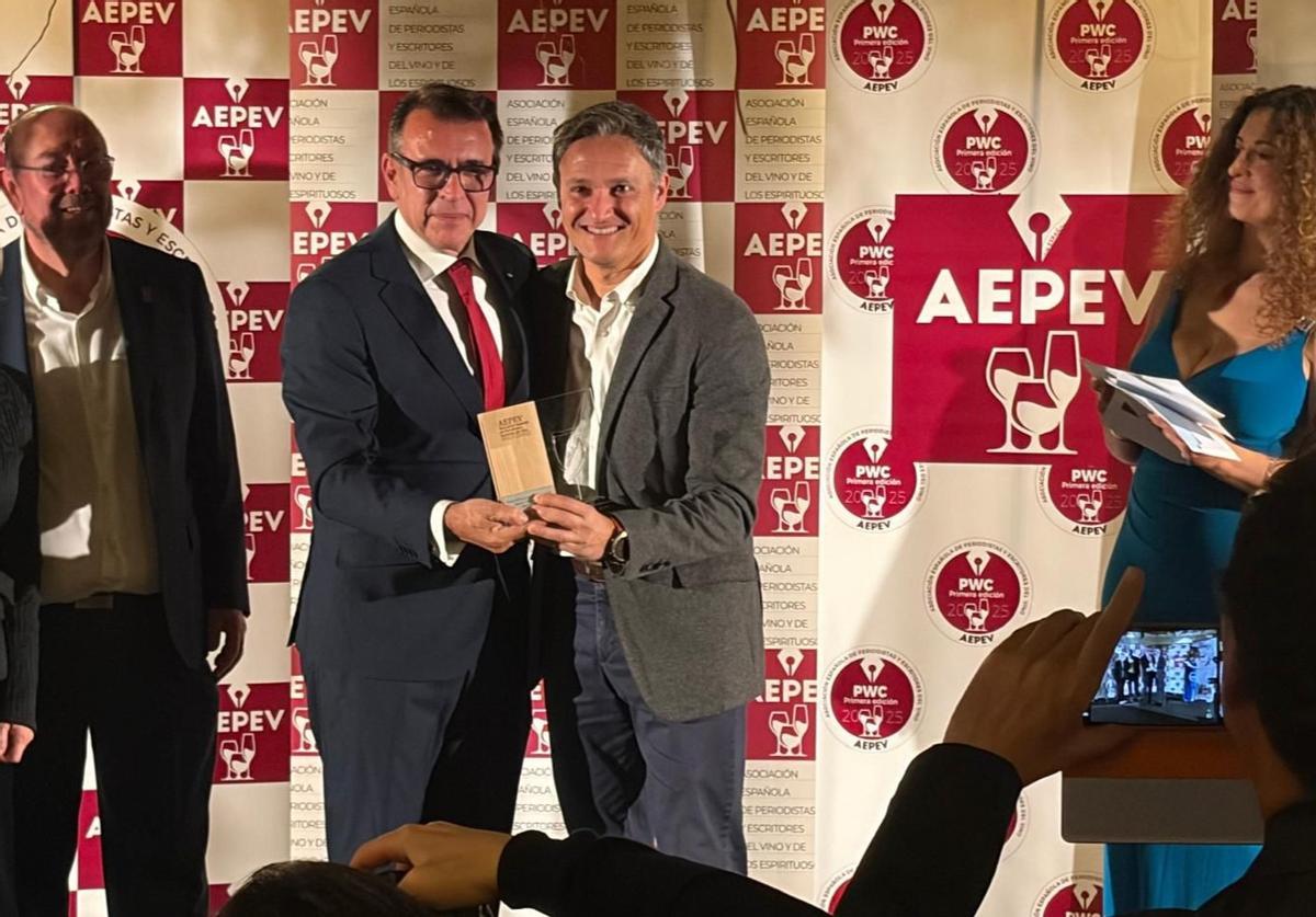 Tony Pérez Marcos recogiendo el reconocimiento.