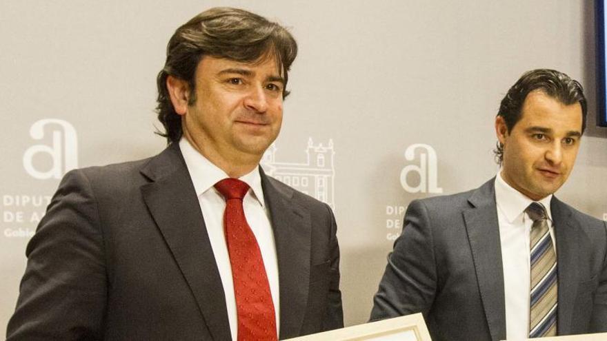 Enrique Ponsoda, en primer término, con el secretario general del PP, Eduardo Dolón.