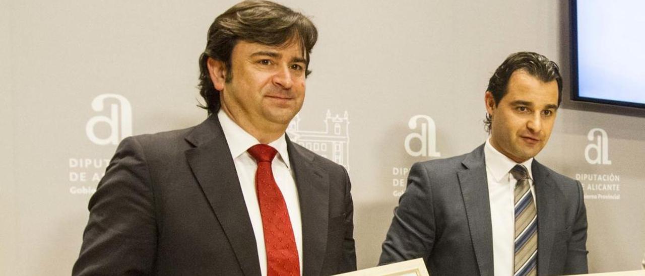 Enrique Ponsoda, en primer término, con el secretario general del PP, Eduardo Dolón.