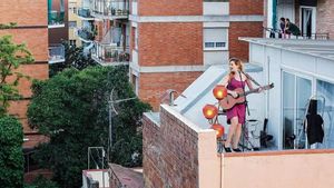 La cantante Tori Sparks canta a sus vecinos en el terrado de su casa del barrio de Horta (Barcelona) en el confinamiento de 2020.
