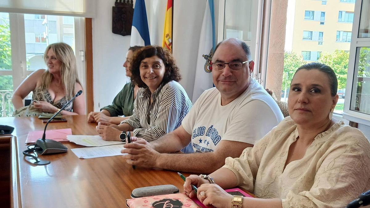 Grupo municipal del PP de Bueu, con Elena Estévez (tercera por la derecha) y el edil dimisionario Manuel Santos Pires.