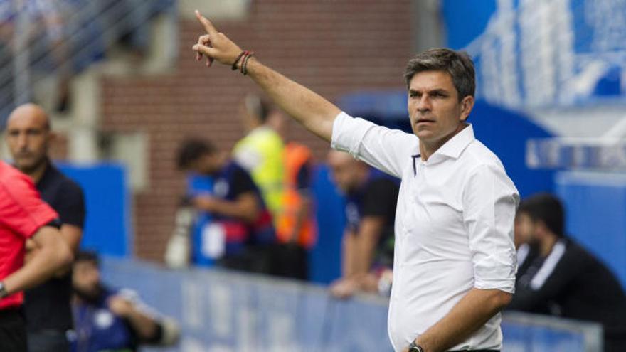 Mauricio Pellegrino, dirigiendo al Alavés