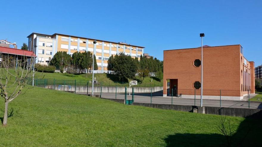 Amplias zonas verdes de las que dispone el Colegio de las Dominicas de Gijón.