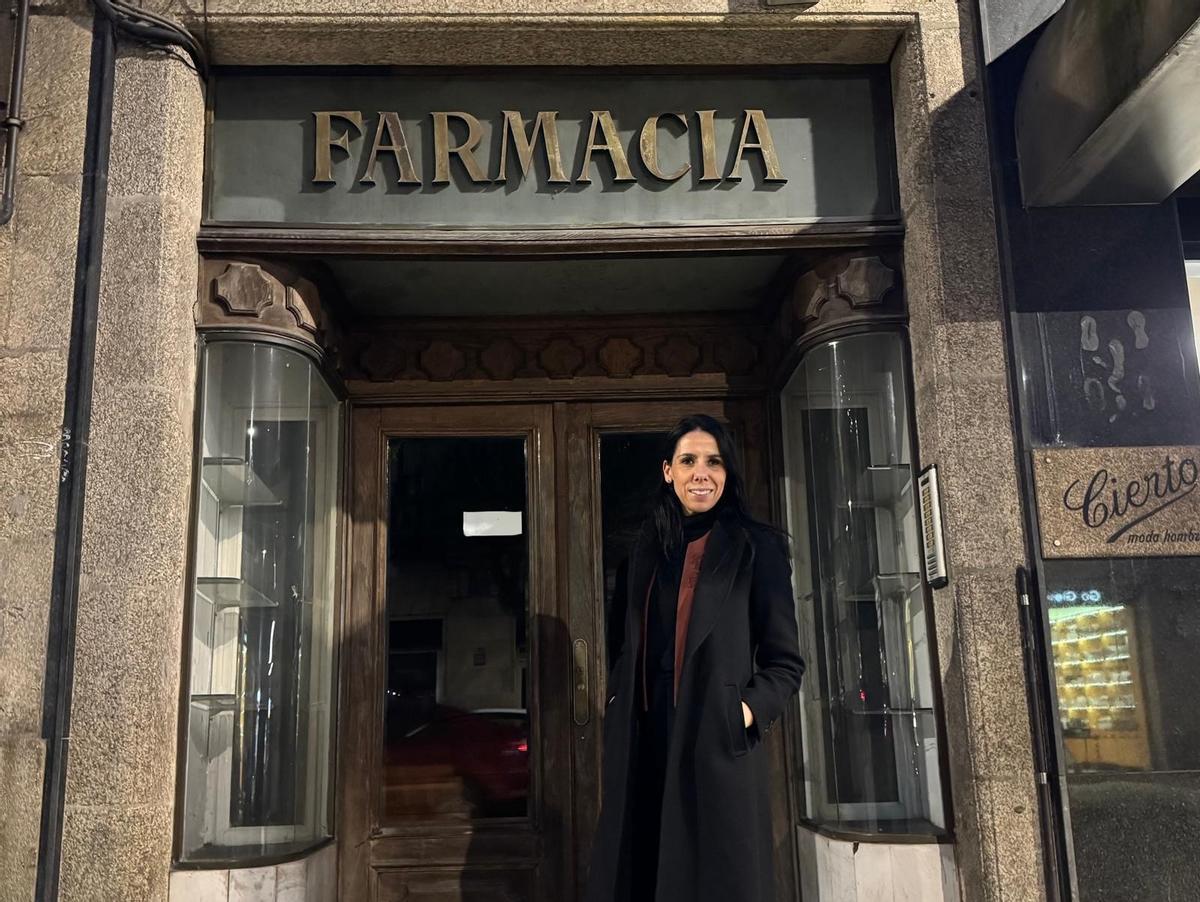 A concelleira popular ante a farmacia que forma parte das súas lembranzas coa súa avoa