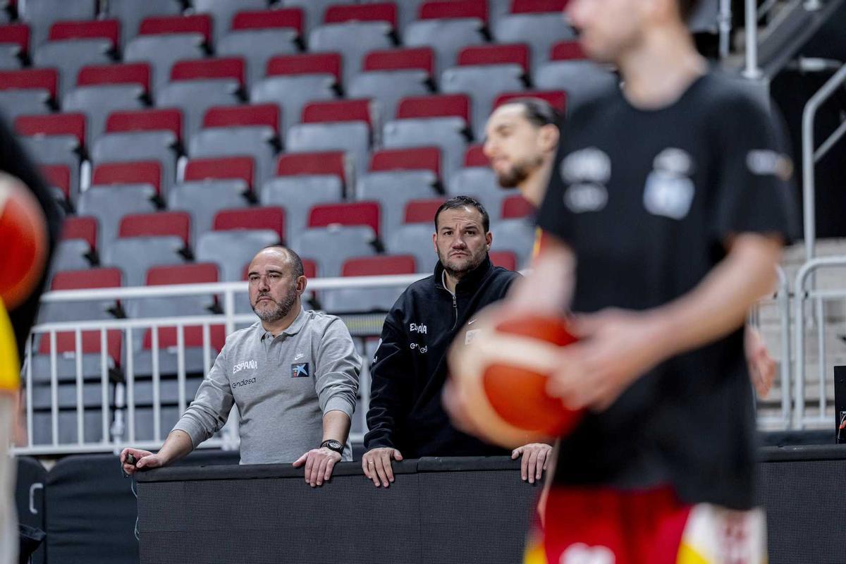 Mateo sigue el entrenamiento del equipo en Riga, previo al duelo de este viernes ante Ucrania