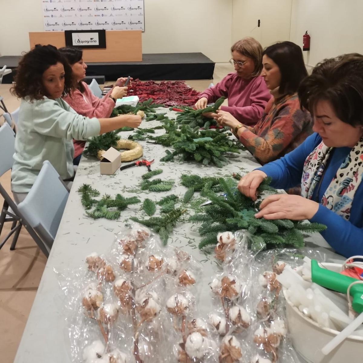 El taller de decoración con flores fue muy bien recibido.