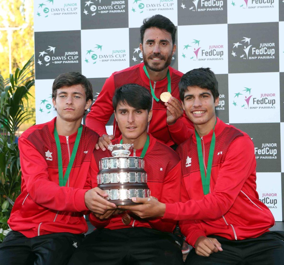 Carlos Alcaraz, junto a Mario González, Pablo Llamas y David Ayuela con la Ensaladera de la Copa Davis junior en 2018.