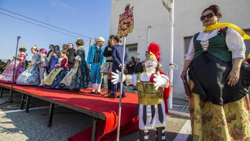 Tres imágenes de la jornada festiva en el colegio de Hurchillo que por octavo año levantó su monumento de cartón piedra para recuperar la historia de Orihuela.