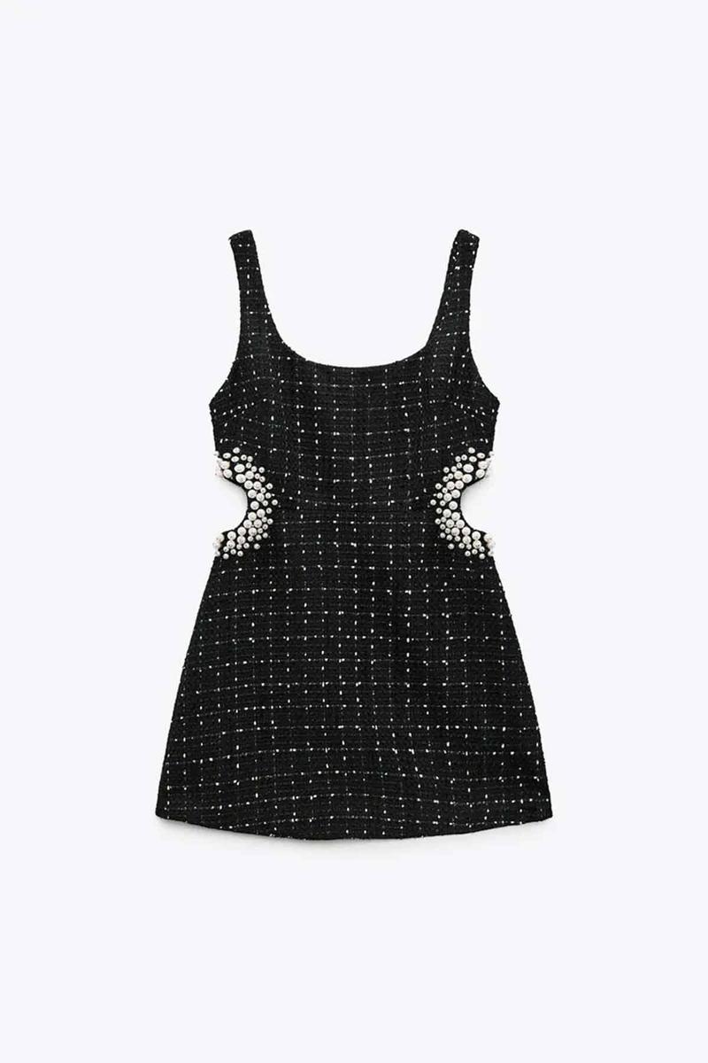 Vestido corto tweed con detalles 'cut out' perlados de Zara
