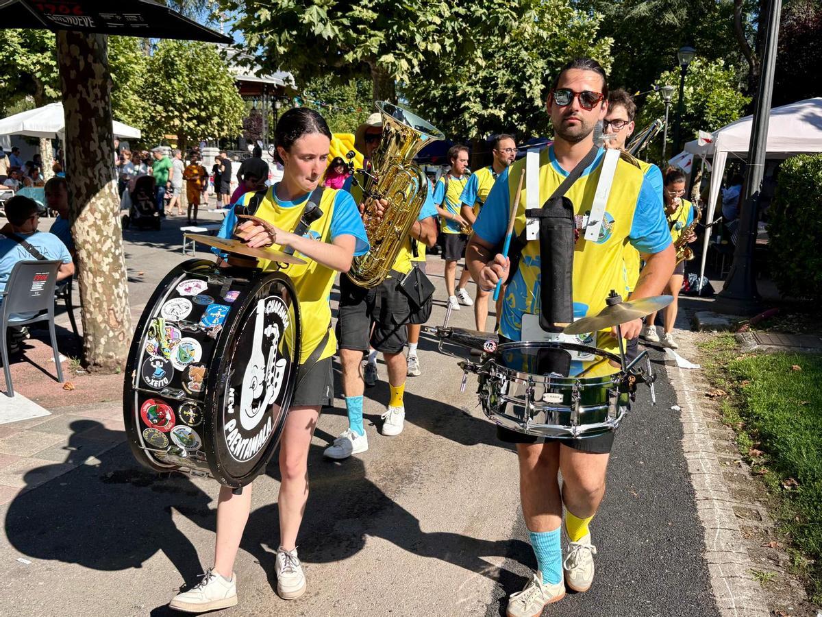 La charanga en la jira de las fiestas de Santiago en Sama
