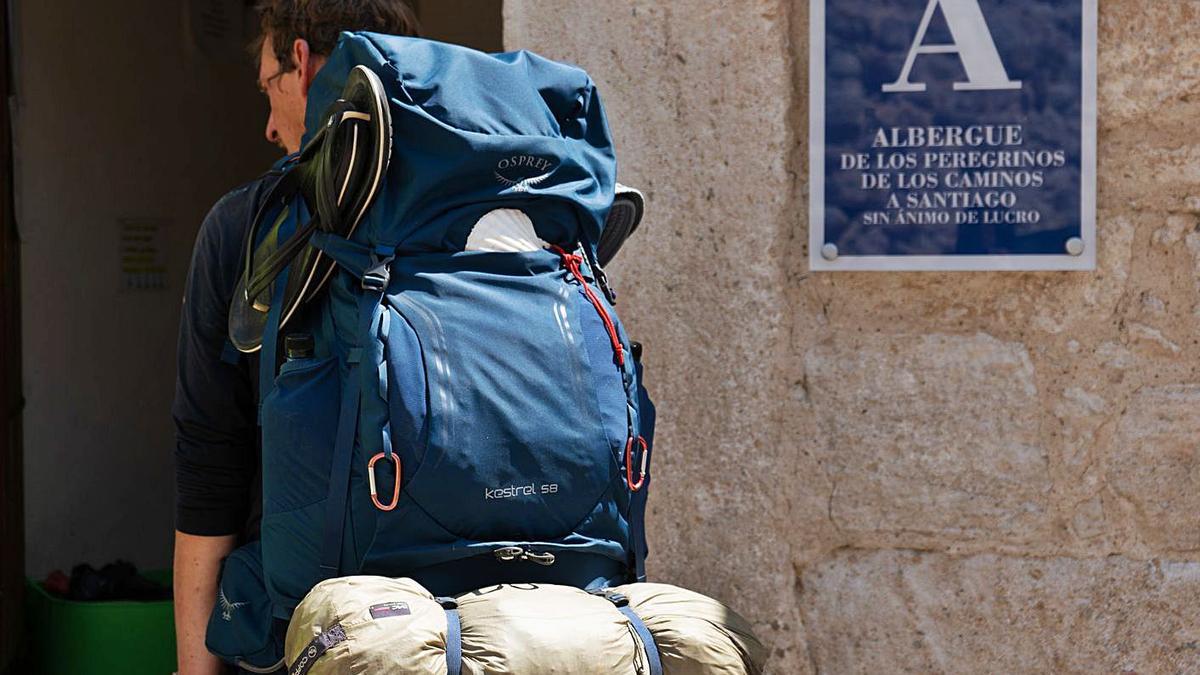 Un peregrino en la entrada del Albergue de Zamora. | José Luis Fernández