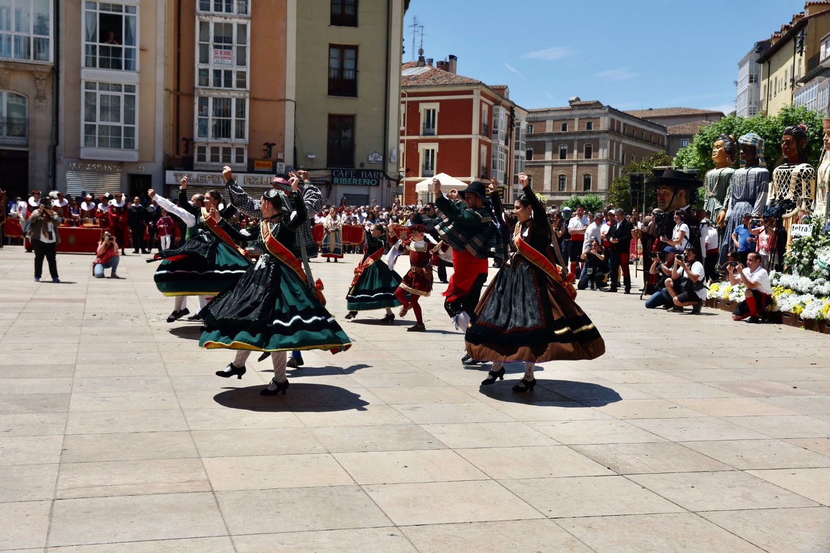 Carmen, Nerea y la corte en Burgos: Catedral, Bajada de Peñas y Ofrenda