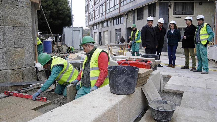 Cuiña y Brey supervisan las obras en el entorno de la Praza da Igrexa. // Bernabé/Javier Lalín