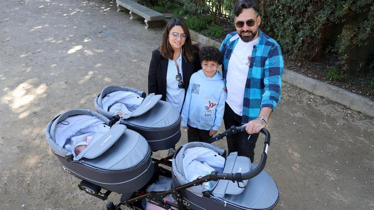 Eva, Liam y Pablo, con los trillizos Sabela, Roi y Xoel en el carro triple.