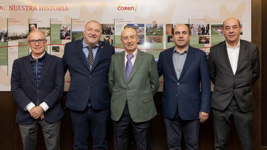 Los asistentes a la firma del convenio de Coren y Alibós.  | // CEDIDA