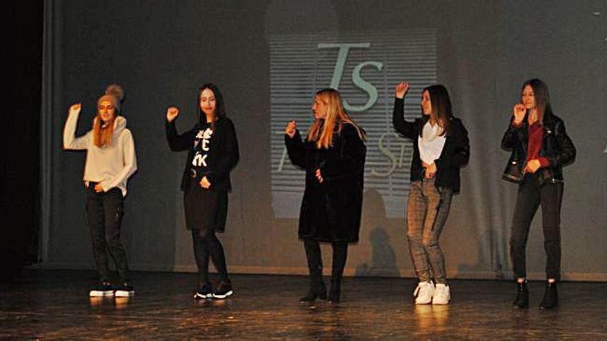 Un moment de la desfilada dels alumnes de quart d&#039;ESO de l&#039;institut Francesc Ribalta, divendres al vespre