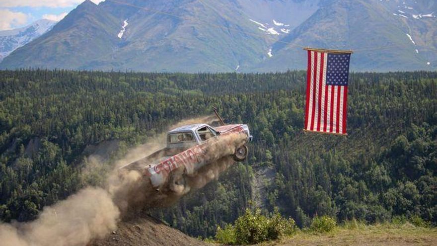 Así se celebra el Día de la Independencia en Alaska: Lanzando vehículos al vacío