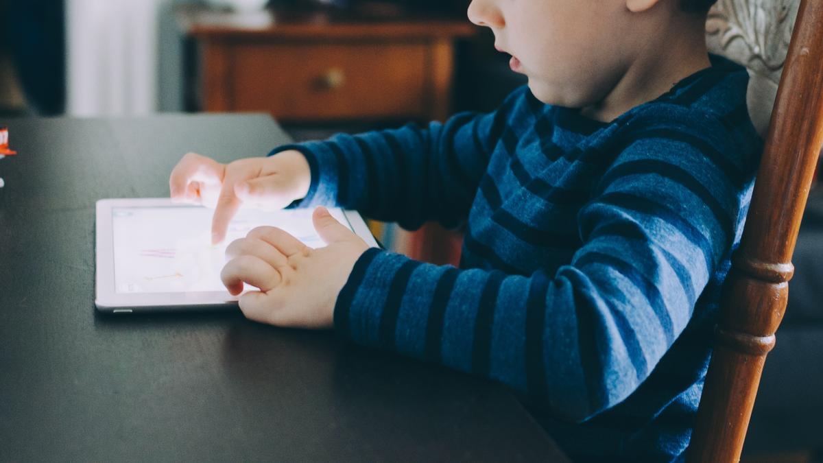 Un niño juega con una tablet