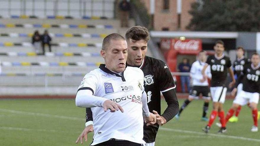 Borja Prieto realiza un pase en el partido ante el Vitoria.