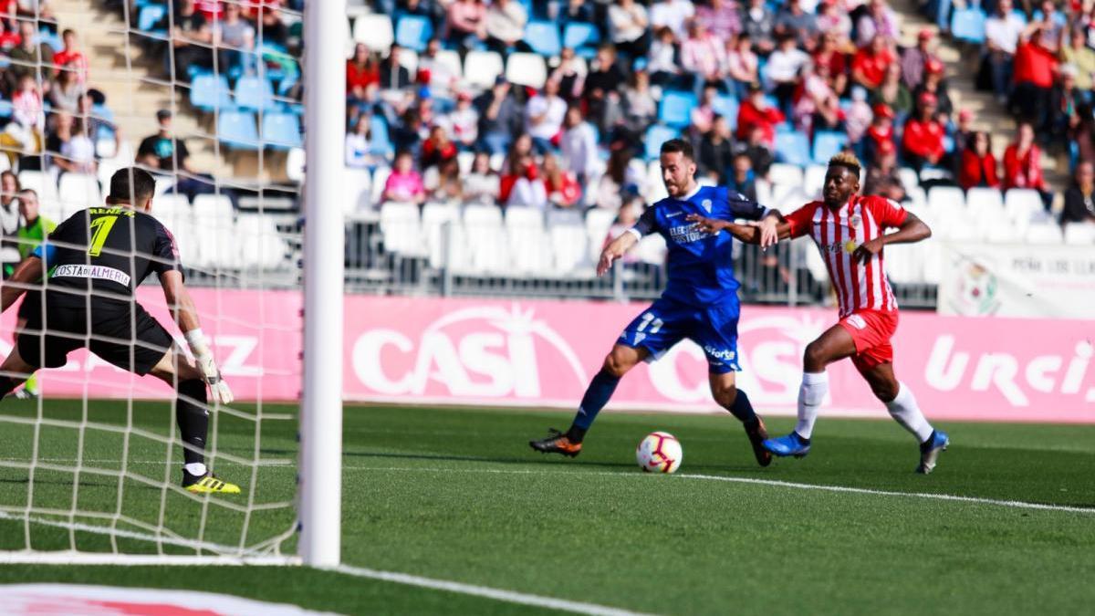 El Córdoba repite la historia y cae remontado en Almería (3-1)