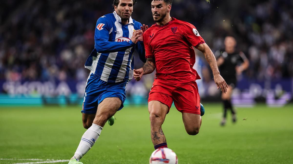 Isaac Romero of Sevilla FC and Leandro Cabrera of RCD Espanyol compete for the ball during the Spanish league, La Liga EA Sports, football match played between RCD Espanyol and Sevilla FC at RCDE Stadium on October 25, 2024 in Barcelona, Spain. AFP7 25/10/2024 ONLY FOR USE IN SPAIN. Javier Borrego / AFP7 / Europa Press;2024;SOCCER;SPORT;ZSOCCER;ZSPORT;RCD Espanyol v Sevilla FC - La Liga EA Sports;