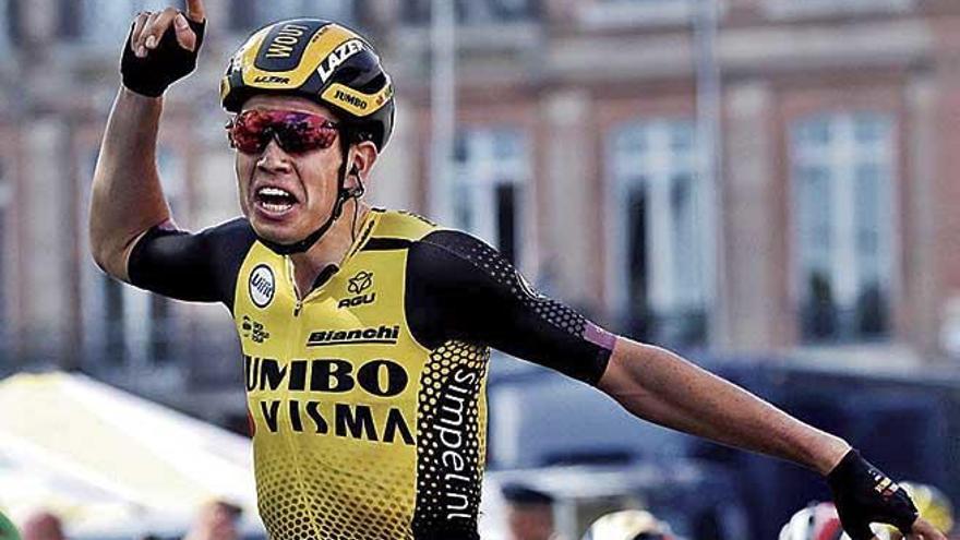 El belga Wout Wan Aert celebra su victoria en la décima etapa del Tour.