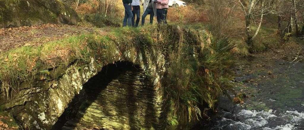 La alcaldesa de Forcarei y responsables de la Xunta, a finales de año en Ponte Gomaíl (Forcarei).