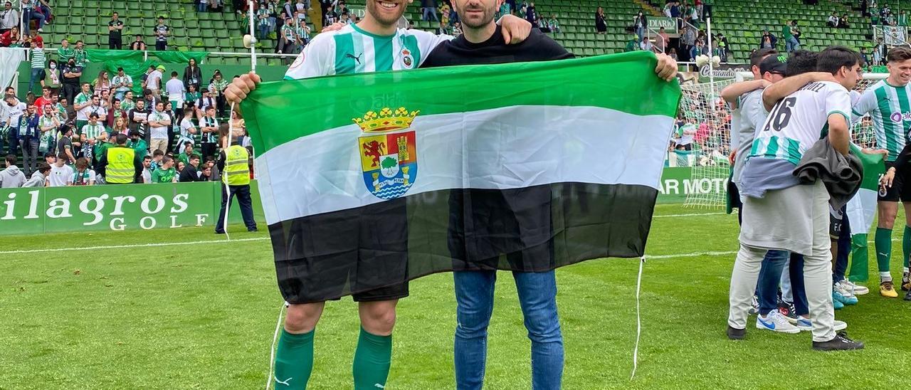 Fausto Tienza celebra junto a su hermano Emilio el ascenso en el Sardinero