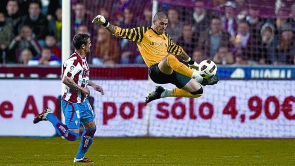Valdés desbarata una ocasión del Sporting con un despeje acrobático.