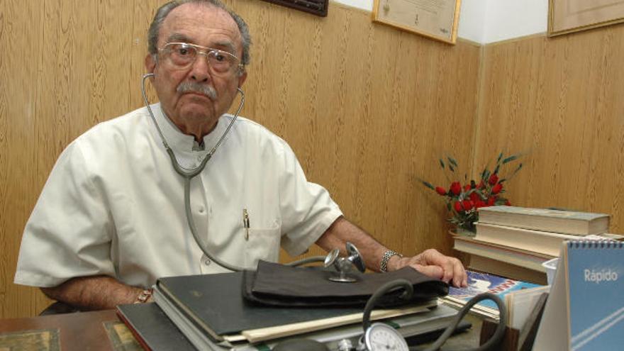 Fermín Martínez Gómez, el doctor  más veterano de la provincia de Las Palmas