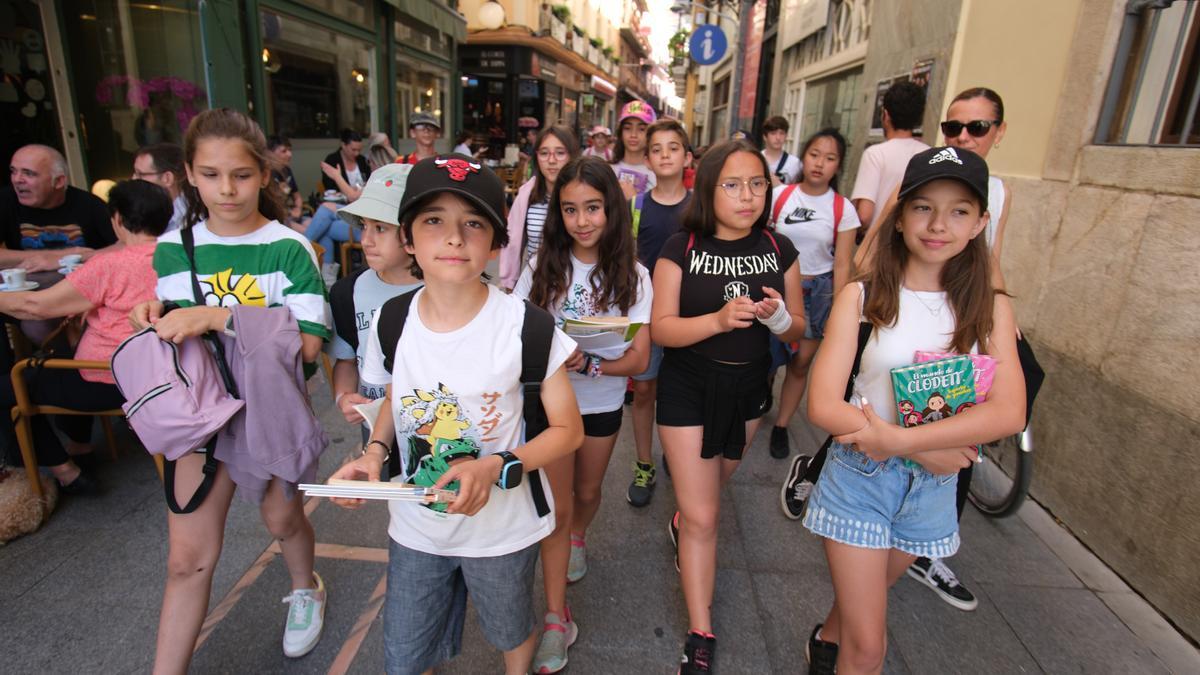 Gael encabeza la &#039;expedición librera&#039; por las calles del Casco Antiguo.