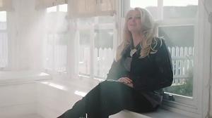 Videoclip de la cançó ’Believe in me’, de Bonnie Tyler.