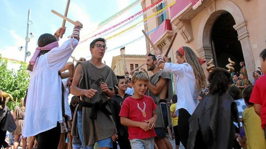 Participants del ball de bastons dels Guerrers Auris a la plaça de l&#039;Ajuntament