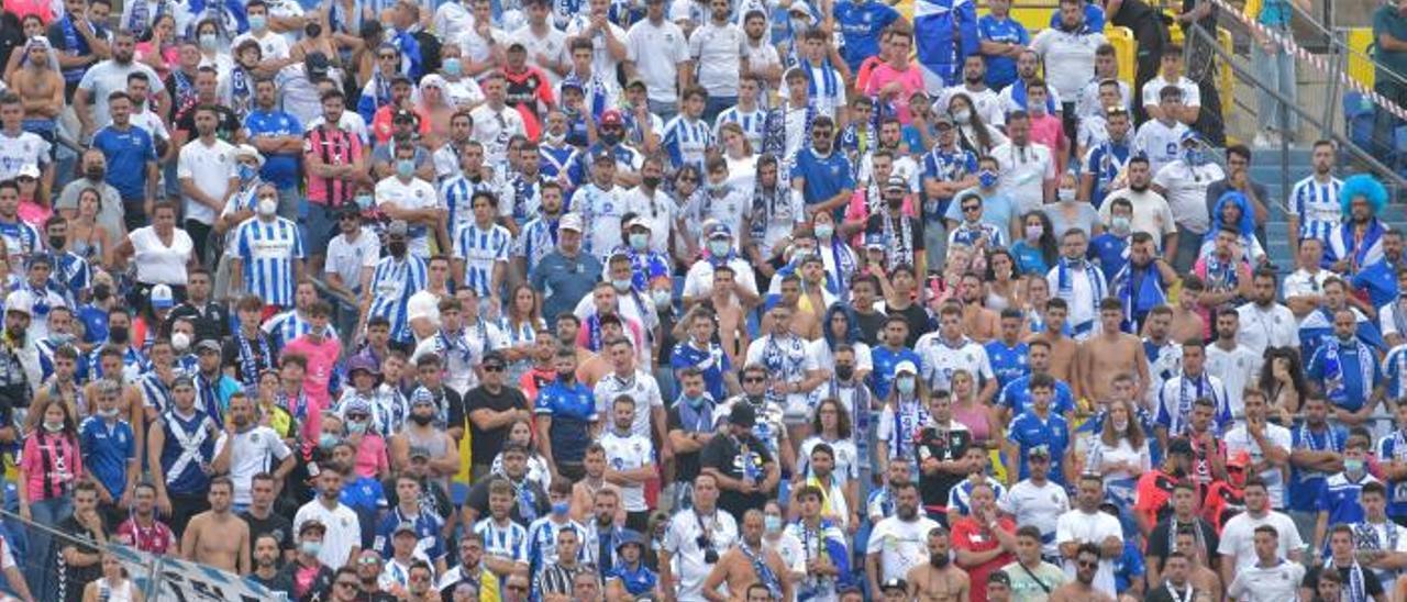 La afición del CD Tenerife, durante el derbi de la primera vuelta.