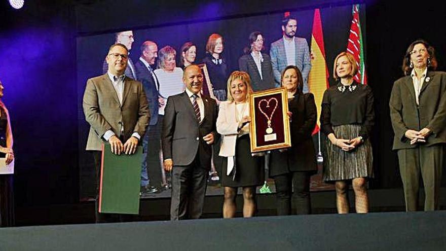 El equipo directivo del Claudio Moyano recibe la Medalla de Oro de la Diputación de manos de Jesús María Prada Saavedra.