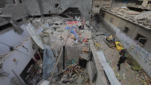 Un edificio derruido tras un bombardeo israelí en el campo de refugiados de Nuseirat, en el centro de Gaza