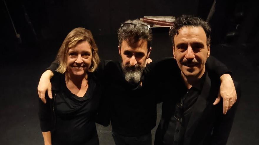 Ana Alonso, Eugenio Merino y Dario Adanti en una representación de 'Chistes contra Franco'.