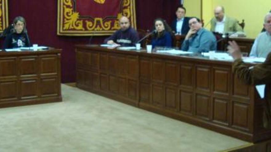 Un momento del debate dialéctico entre el empresario, que se dirige al alcalde de Almoradí, Antonio Ángel Hurtado, en un momento de la sesión plenaria.