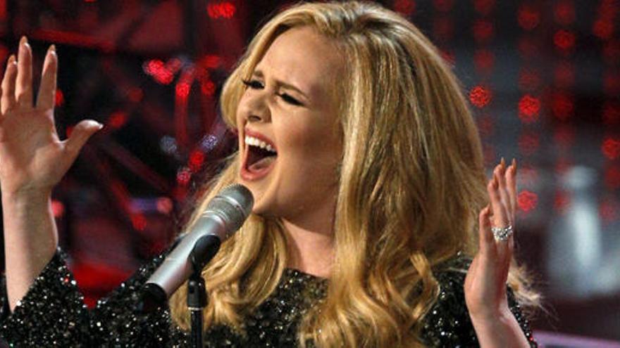 Adele atura un concert per la petició de mà d&#039;un parella de fans