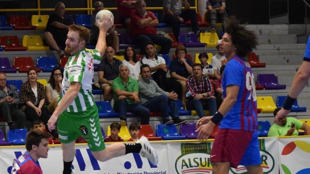 Un jugador del Iberoquinoa Antequera dispara a la portería contraria tras superar a la defensa. | LA OPINIÓN