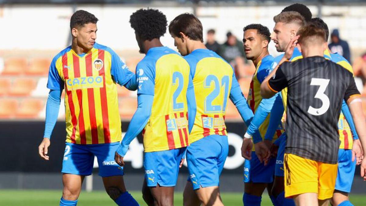 Marcos André, Thierry y Jesús Vázquez, frente al Leeds sub21