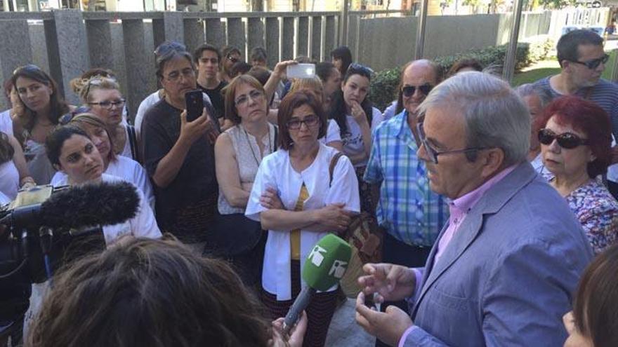 El presidente, Vicent Torres, conversa con los trabajadores concentrados en la puerta de la sede del Consell.